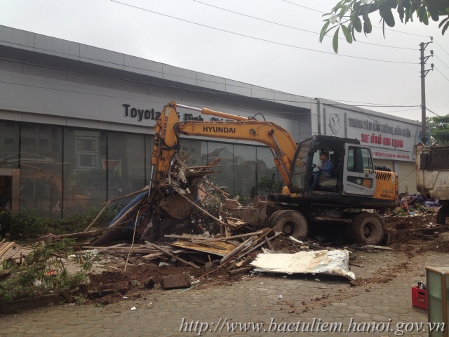 Phường Phú Diễn tổ chức cưỡng chế các vi phạm tái lấn chiếm đất công khu vực trước cửa nhà máy Z157.